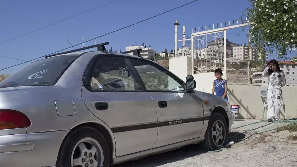 תג מחיר בבית חנינא: פינצ'רו מציגים של 20 רכבים, יוני 2012 תג מחיר בבית חנינא: פינצ'רו מציגים של 20 רכבים, יוני 2012