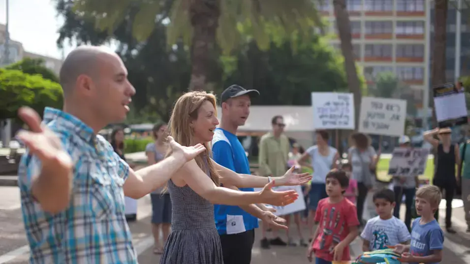 הפגנה של בית חינוך אביב שנמצא על סף סגירה. כיכר רבין. יוני 2013 הפגנה של בית חינוך אביב שנמצא על סף סגירה. כיכר רבין. יוני 2013