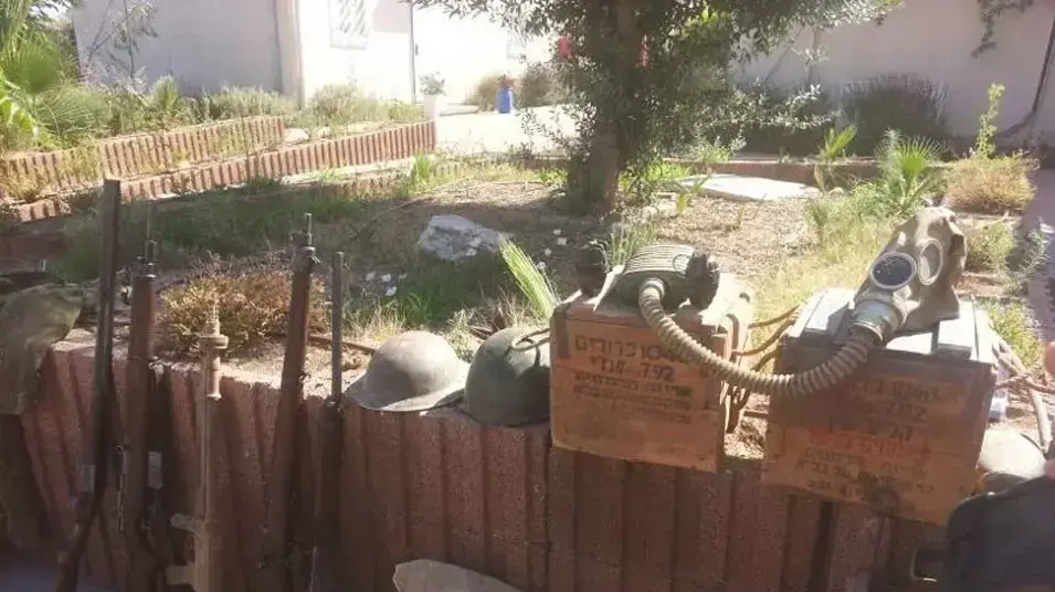 אוסף נדיר של אמצעי לחימה ממלחמות ישראל ומלחה"ע ה-2 נמצא בדיר כבשים במושב לכיש, יוני 2013 אוסף נדיר של אמצעי לחימה ממלחמות ישראל ומלחה"ע ה-2 נמצא בדיר כבשים במושב לכיש, יוני 2013