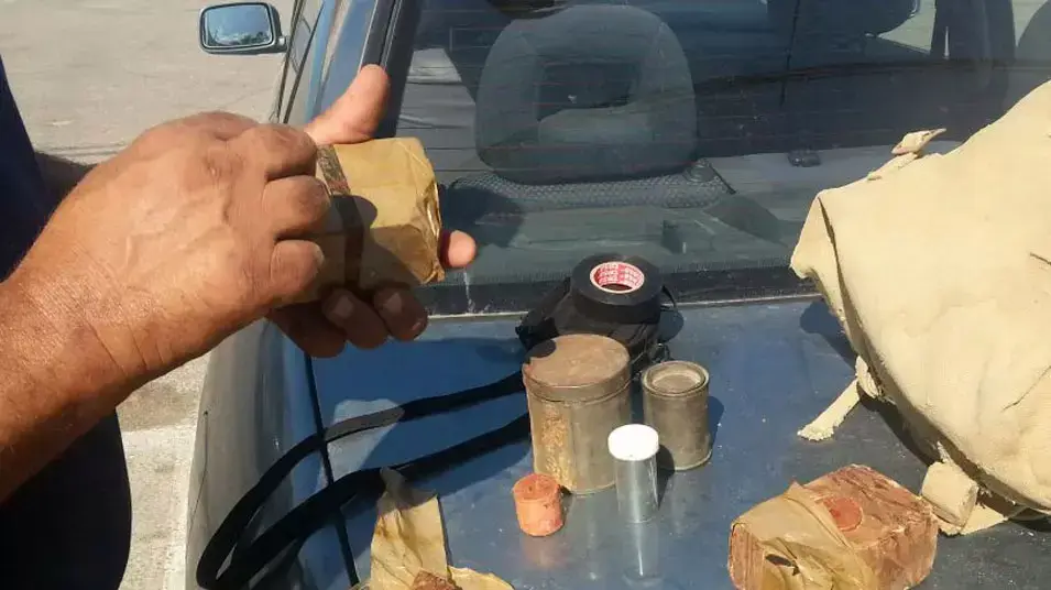 אוסף נדיר של אמצעי לחימה ממלחמות ישראל ומלחה"ע ה-2 נמצא בדיר כבשים במושב לכיש, יוני 2013 אוסף נדיר של אמצעי לחימה ממלחמות ישראל ומלחה"ע ה-2 נמצא בדיר כבשים במושב לכיש, יוני 2013