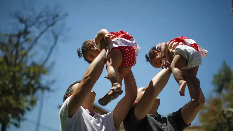 חוגגים את החלטת בית המשפט העליון בארה"ב לאשר נישואים חד מיניים. יוני 2013 חוגגים את החלטת בית המשפט העליון בארה"ב לאשר נישואים חד מיניים. יוני 2013