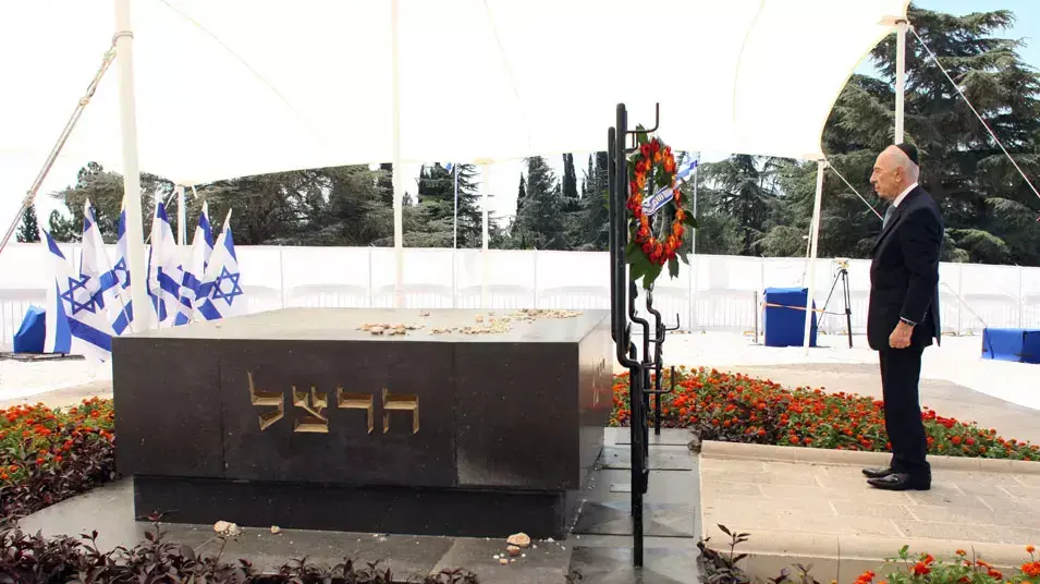 נשיא המדינה שמעון פרס בטקס האזכרה הממלכתי לבנימין זאב הרצל, יוני 2013 נשיא המדינה שמעון פרס בטקס האזכרה הממלכתי לבנימין זאב הרצל, יוני 2013