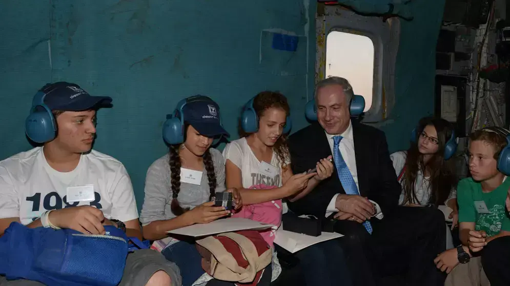 ראש הממשלה בנימין נתניהו מארח את יתומי צה"ל בטקס סיום קורס טיס בבסיס חיל האוויר. יוני 2013