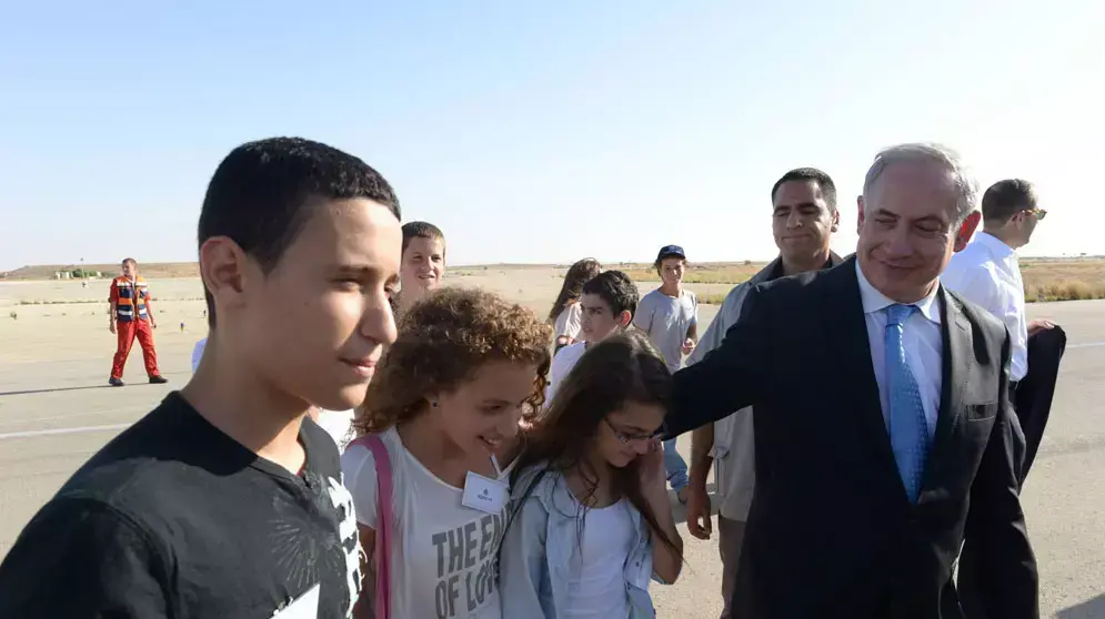 ראש הממשלה בנימין נתניהו מארח את יתומי צה"ל בטקס סיום קורס טיס בבסיס חיל האוויר. יוני 2013 ראש הממשלה בנימין נתניהו מארח את יתומי צה"ל בטקס סיום קורס טיס בבסיס חיל האוויר. יוני 2013