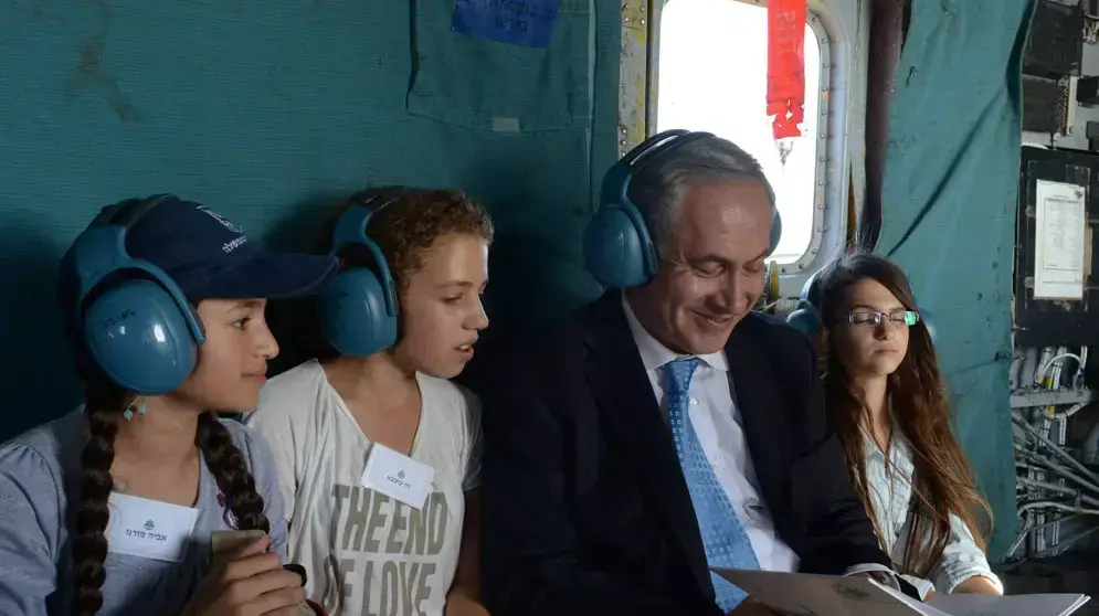 ראש הממשלה בנימין נתניהו מארח את יתומי צה"ל בטקס סיום קורס טיס בבסיס חיל האוויר. יוני 2013 ראש הממשלה בנימין נתניהו מארח את יתומי צה"ל בטקס סיום קורס טיס בבסיס חיל האוויר. יוני 2013