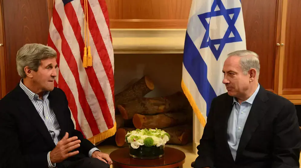 ראש הממשלה בנימין נתניהו ומזכיר המדינה האמריקאי ג'ון קרי. יוני 2013 ראש הממשלה בנימין נתניהו ומזכיר המדינה האמריקאי ג'ון קרי. יוני 2013