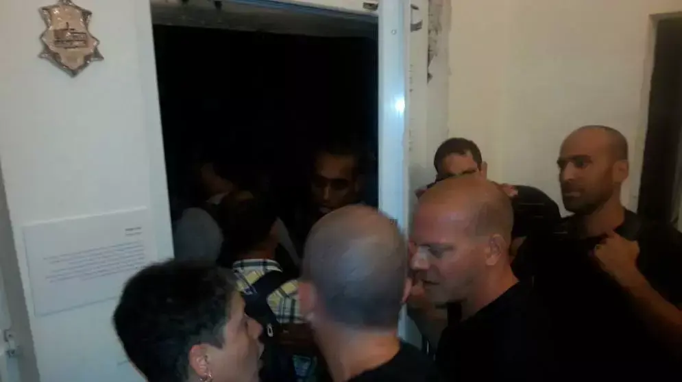 שוטרים פשטו על מסיבת "לילה שחור" בבית אחותי בדרום תל אביב, 27 ביוני 2013 שוטרים פשטו על מסיבת "לילה שחור" בבית אחותי בדרום תל אביב, 27 ביוני 2013