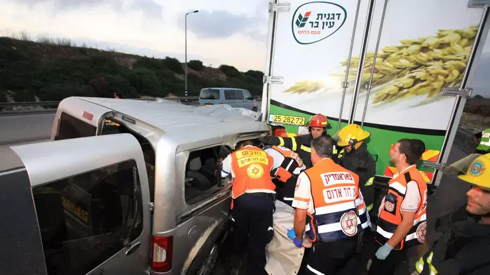 תאונת דרכים בכביש 1 משאית ומכונית התנגשו, 28 יוני 2013