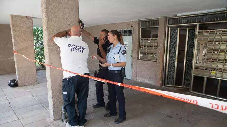 קשישה נפלה אל מותה במדרגות בבניין ביפו. יוני 2013 קשישה נפלה אל מותה במדרגות בבניין ביפו. יוני 2013