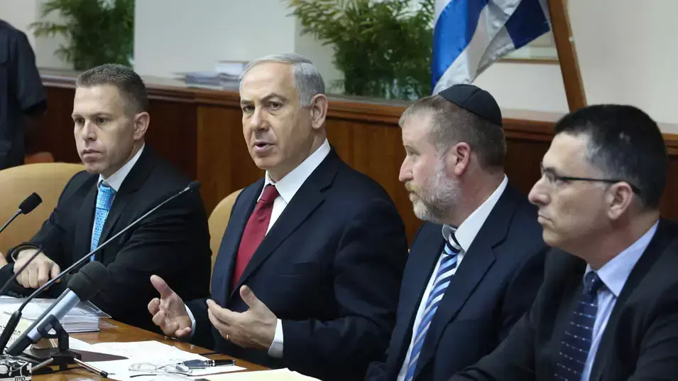 אביחי מנדלבליט, גדעון סער בנימין נתניהו וגלעד ארדן בישיבת ממשלה. יוני 2013 אביחי מנדלבליט, גדעון סער בנימין נתניהו וגלעד ארדן בישיבת ממשלה. יוני 2013
