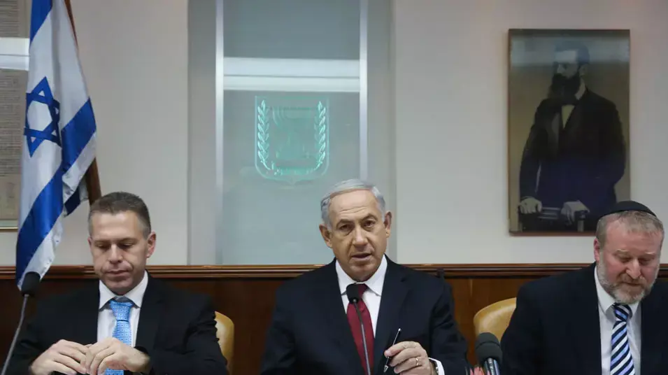 אביחי מנדלבליט, גדעון סער בנימין נתניהו וגלעד ארדן בישיבת ממשלה. יוני 2013