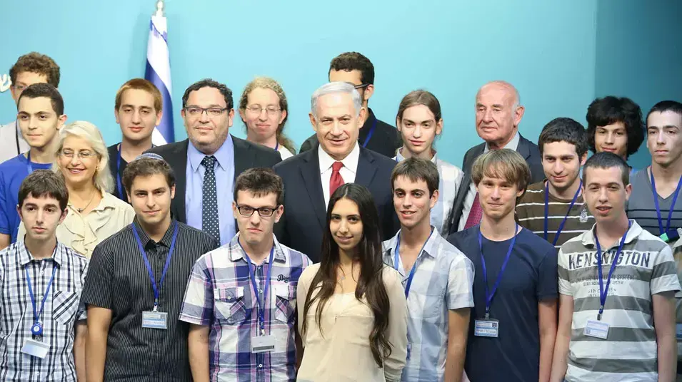 ראש הממשלה בנימין נתניהו, שר החינוך הרב שי פירון ושר המדע יעקב פרי נפגשו היום עם תלמידי תיכון החברים במשלחת האולימפית למדעים של ישראל לקראת יציאתם לתחרויות הבינלאומיות, יוני 2013 ראש הממשלה בנימין נתניהו, שר החינוך הרב שי פירון ושר המדע יעקב פרי נפגשו היום עם תלמידי תיכון החברים במשלחת האולימפית למדעים של ישראל לקראת יציאתם לתחרויות הבינלאומיות, יוני 2013