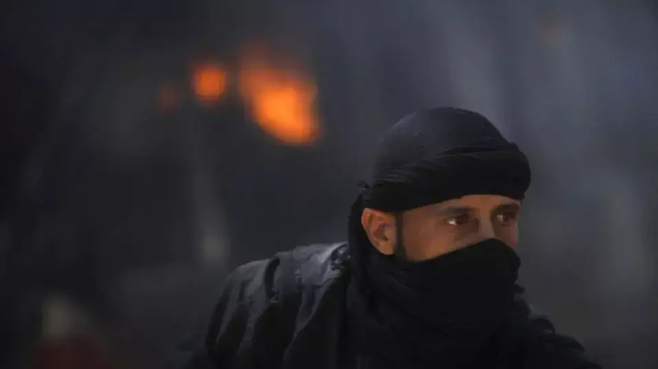 לוחם מהארגון הקיצוני ג'בהת אל נוסרה בעיר רקה, מזרח סוריה. יוני 2013