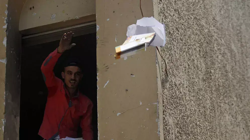מפגין מצרי משליך ספר ששמו "הנשיא מורסי בונה מצרים חדשה". קהיר, 1 ביולי 2013 מפגין מצרי משליך ספר ששמו "הנשיא מורסי בונה מצרים חדשה". קהיר, 1 ביולי 2013
