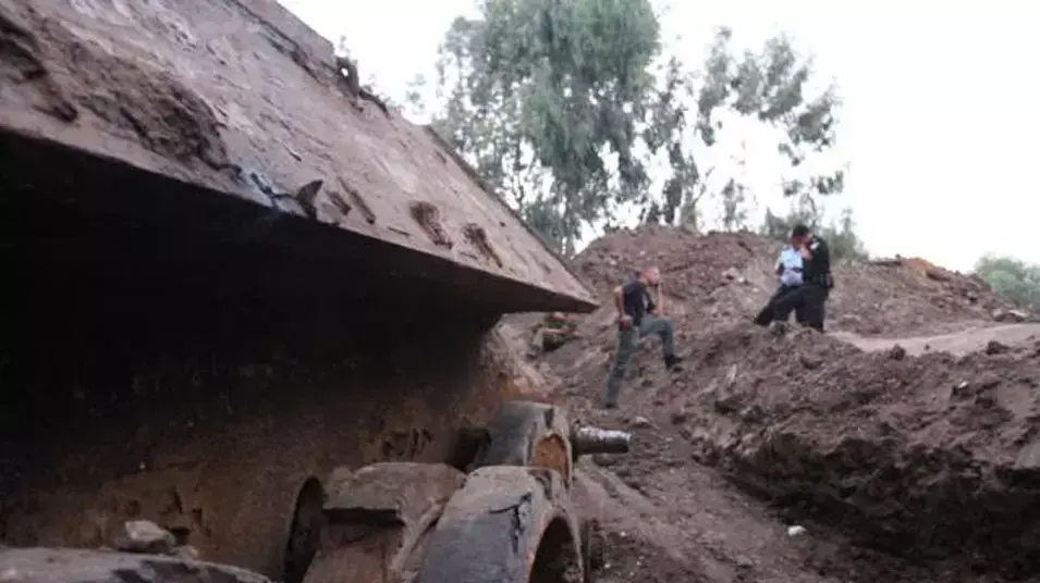 טנק רוסי נמצא קבור בעומק האדמה בחולון טנק רוסי נמצא קבור בעומק האדמה בחולון