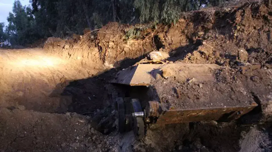 טנק רוסי נמצא קבור בעומק האדמה בחולון טנק רוסי נמצא קבור בעומק האדמה בחולון