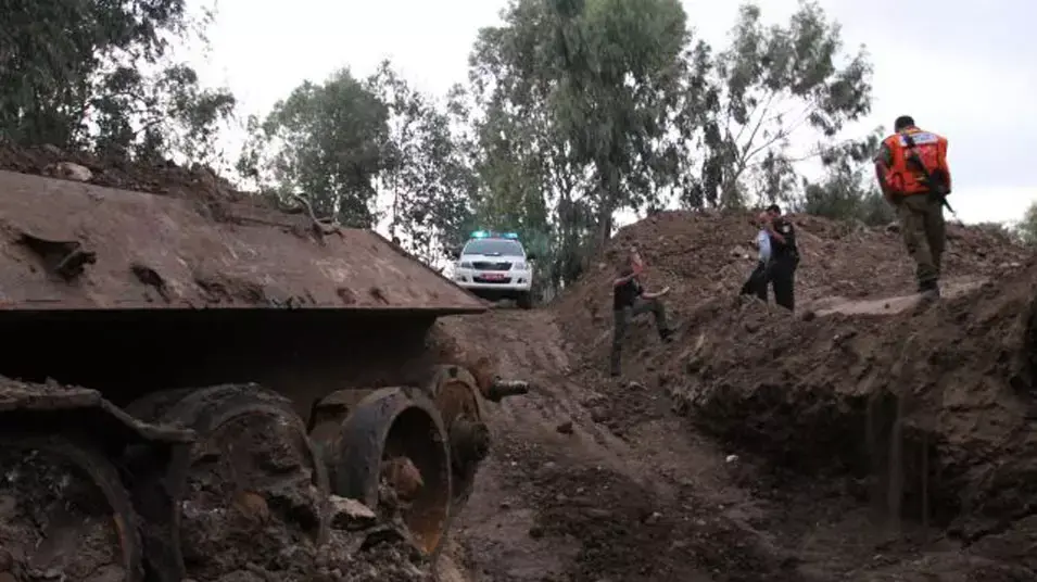 טנק רוסי נמצא קבור בעומק האדמה בחולון טנק רוסי נמצא קבור בעומק האדמה בחולון