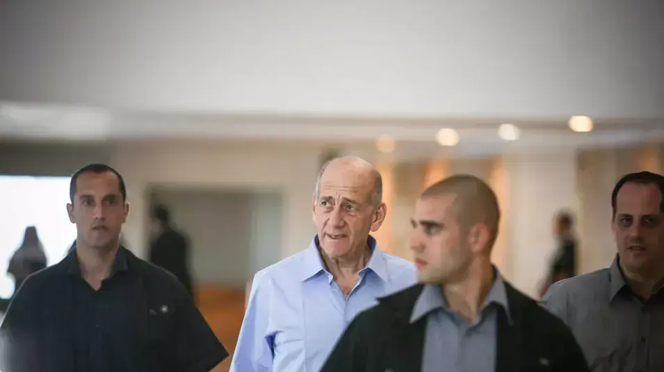 אולמרט בכניסה לדיון ראשון בערעורו. יוני 2013 אולמרט בכניסה לדיון ראשון בערעורו. יוני 2013