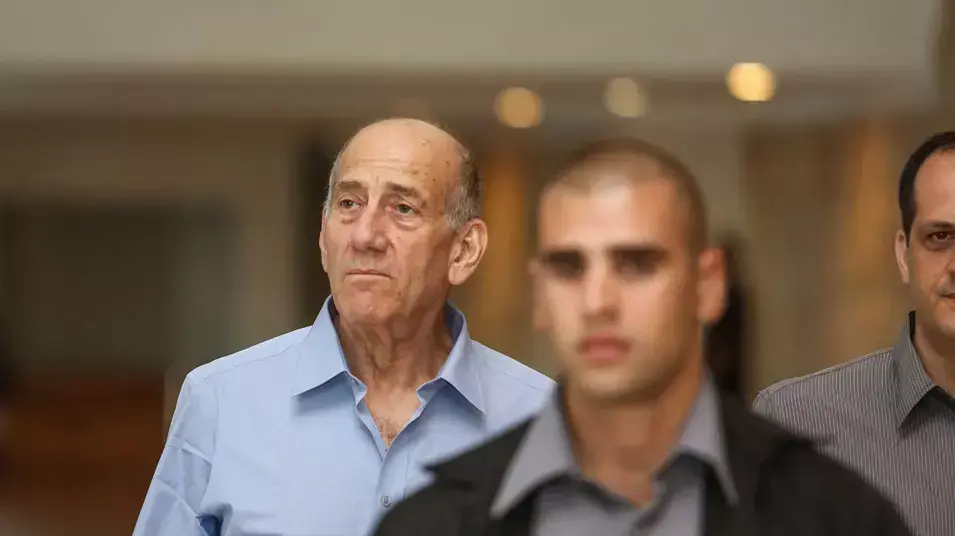 אולמרט בכניסה לדיון ראשון בערעורו. יוני 2013 אולמרט בכניסה לדיון ראשון בערעורו. יוני 2013