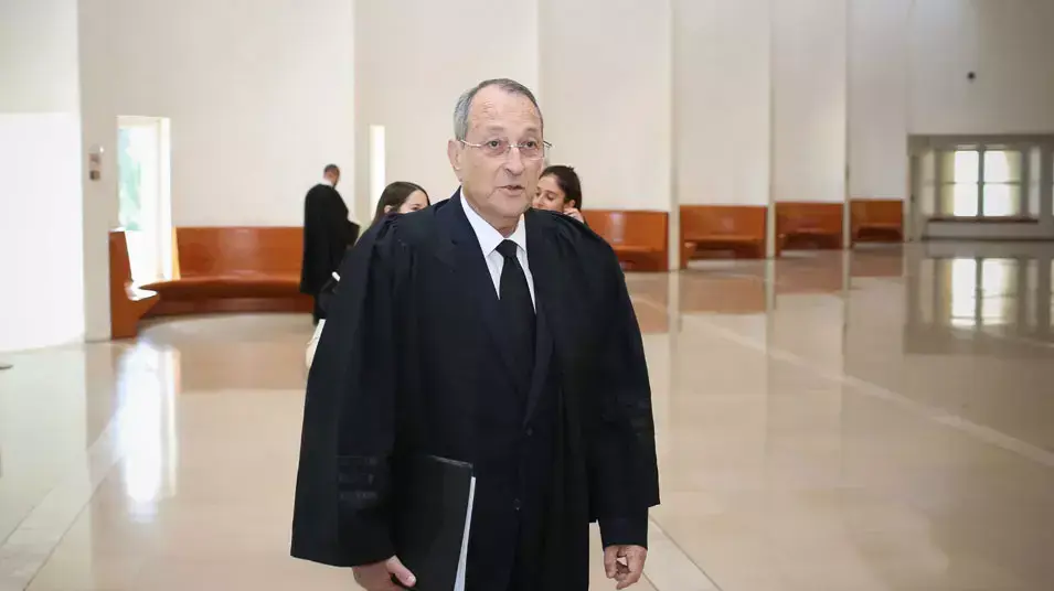 אלי זוהר עורך דינו של אהוד אולמרט בכניסה לדיון ראשון בערעורו. יוני 2013