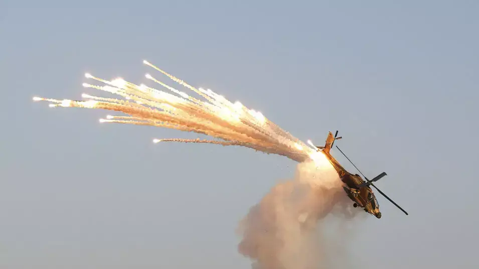 מסוק אפאצ'י של חיל האוויר בטקס סיום קורס טיס, יוני 2013