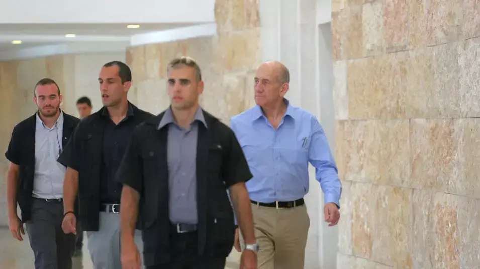 אולמרט בכניסה לדיון ראשון בערעורו. יוני 2013 אולמרט בכניסה לדיון ראשון בערעורו. יוני 2013