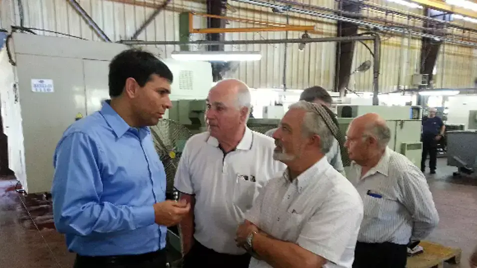 מאות עובדים יקיימו מחר הפגנת ענק בכניסה לקריית שמונה במחאה על קיצוץ בתקציב המרכבה והקפאת הזמנות מצד משרד הביטחון. מאות עובדים יקיימו מחר הפגנת ענק בכניסה לקריית שמונה במחאה על קיצוץ בתקציב המרכבה והקפאת הזמנות מצד משרד הביטחון.