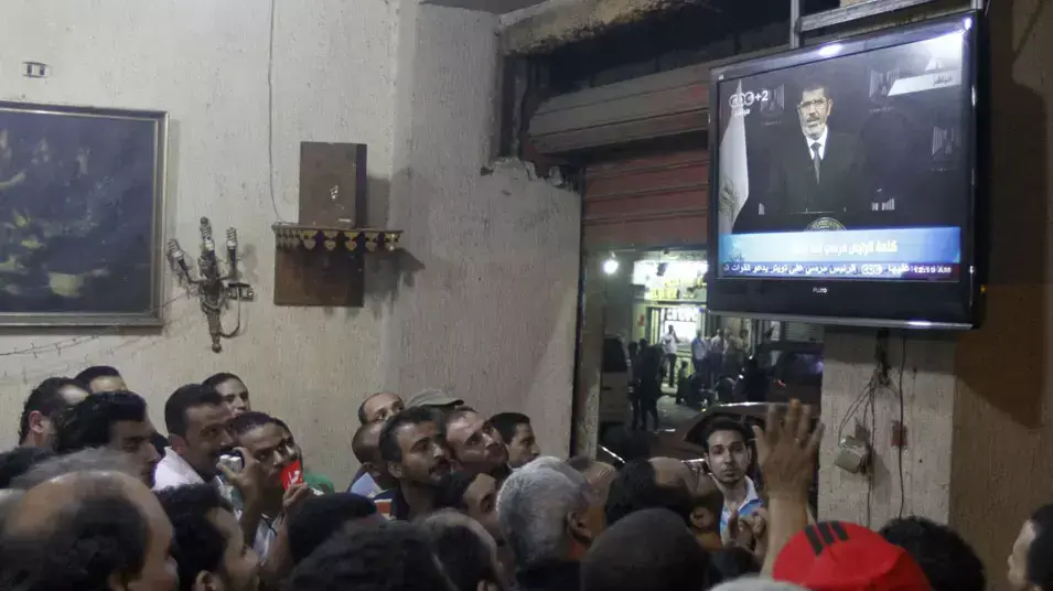 מפגינים נגד נשיא מצרים מוחמד מורסי צופים בנאומו. 3 ביולי 2013 מפגינים נגד נשיא מצרים מוחמד מורסי צופים בנאומו. 3 ביולי 2013