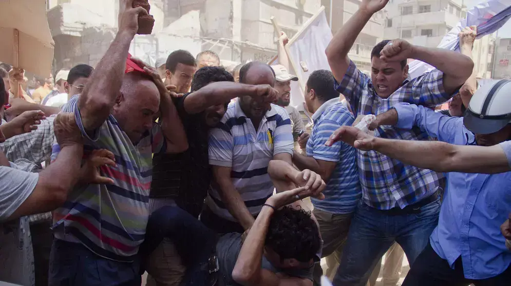 תומכי מוחמד מורסי מרביצים לצעיר המתנגד לנשיא. דמיאט, 3 ביולי 2013 תומכי מוחמד מורסי מרביצים לצעיר המתנגד לנשיא. דמיאט, 3 ביולי 2013