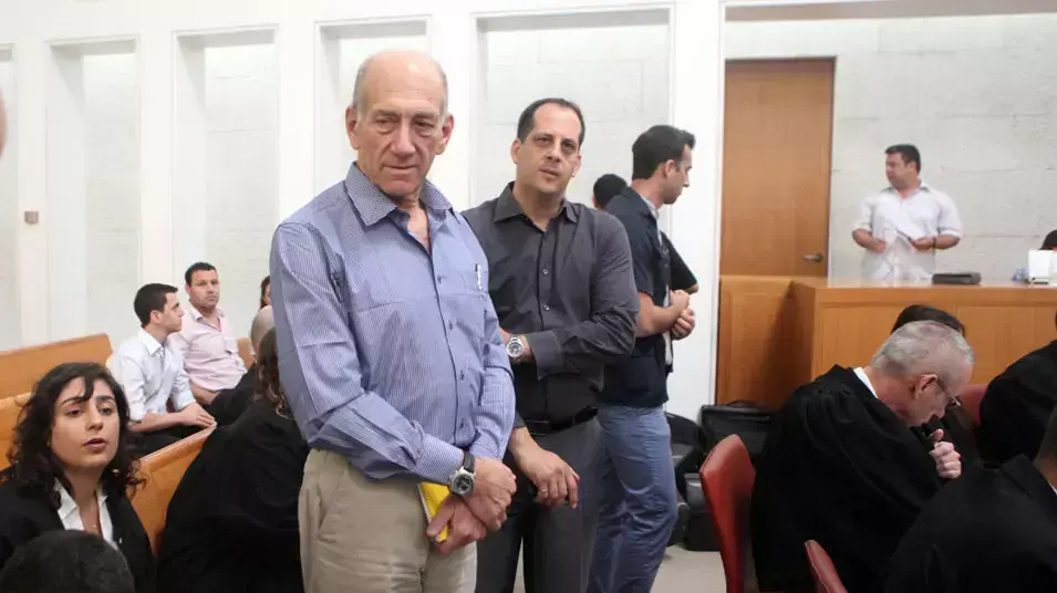 אהוד אולמרט בכניסה לדיון בערעורו בבית המשפט העליון. יוני 2013 אהוד אולמרט בכניסה לדיון בערעורו בבית המשפט העליון. יוני 2013