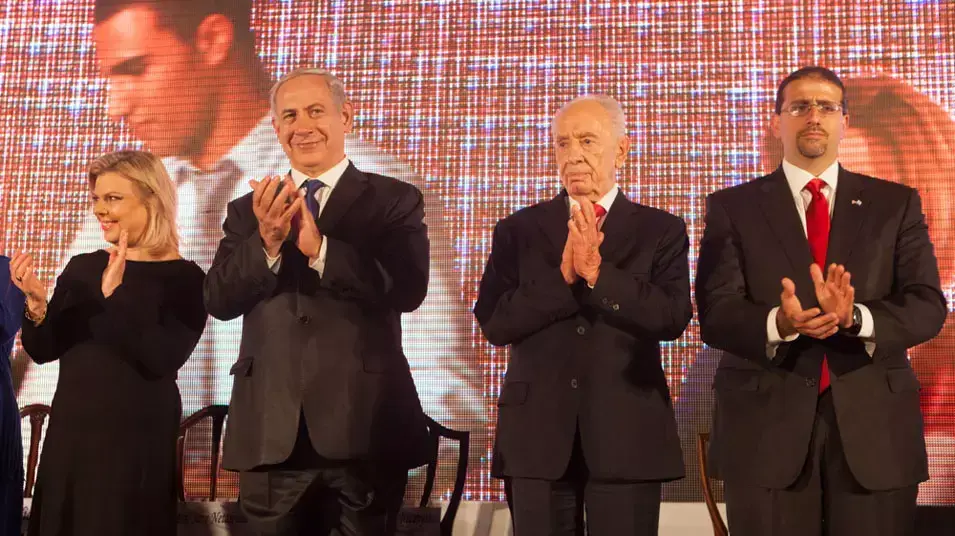 רוה"מ נתניהו ורעייתו, הנשיא שמעון פרס ושגריר ארה"ב דן שפירו בבית השגריר בהרצליה בחגיגות יום העצמאות לארה"ב, יולי 2013 רוה"מ נתניהו ורעייתו, הנשיא שמעון פרס ושגריר ארה"ב דן שפירו בבית השגריר בהרצליה בחגיגות יום העצמאות לארה"ב, יולי 2013