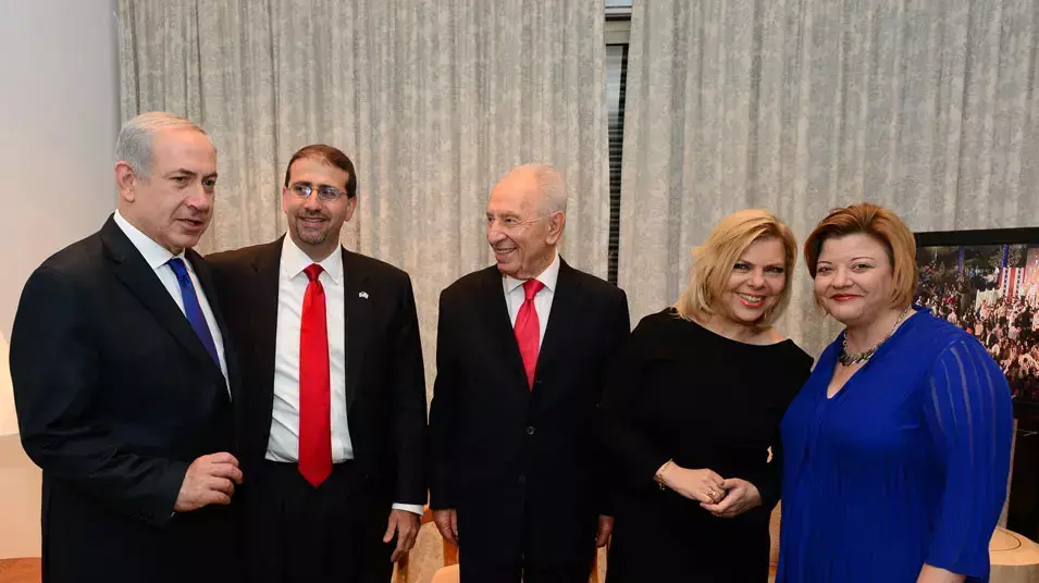רוה"מ נתניהו ורעייתו, הנשיא שמעון פרס ושגריר ארה"ב דן שפירו בבית השגריר בהרצליה בחגיגות יום העצמאות לארה"ב, יולי 2013 רוה"מ נתניהו ורעייתו, הנשיא שמעון פרס ושגריר ארה"ב דן שפירו בבית השגריר בהרצליה בחגיגות יום העצמאות לארה"ב, יולי 2013