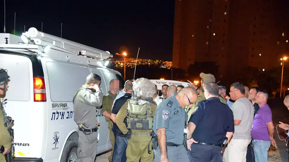 סריקות לאיתור רקטות שהתפוצצו באזור אילת, 4 ביולי 2013 סריקות לאיתור רקטות שהתפוצצו באזור אילת, 4 ביולי 2013