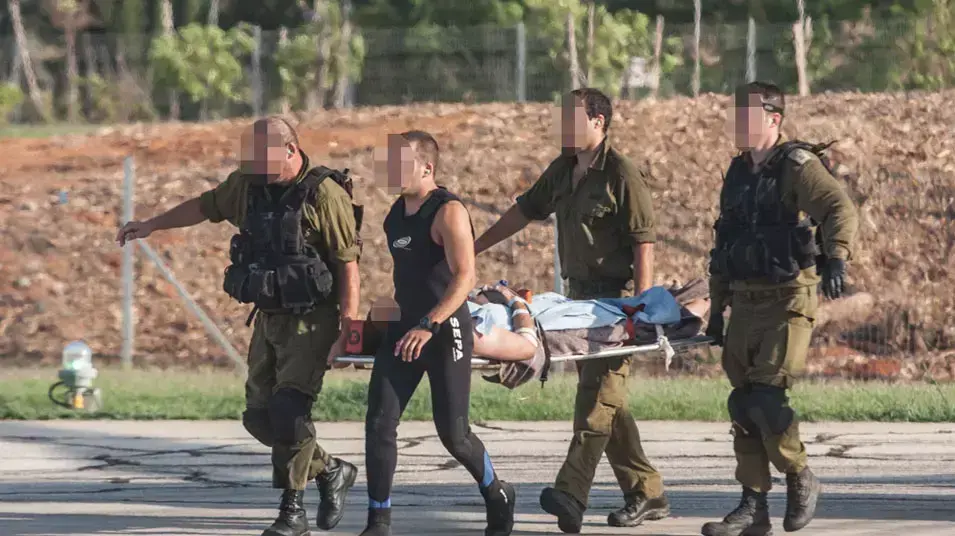 הפצועים בהתרסקות מטוס מגיעים לבית החולים תל השומר. יולי 2013 הפצועים בהתרסקות מטוס מגיעים לבית החולים תל השומר. יולי 2013