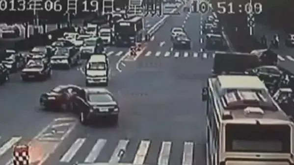 אב התנגש במכוניתו של בנו לאחר ויכוח. סין, יוני 2013 אב התנגש במכוניתו של בנו לאחר ויכוח. סין, יוני 2013