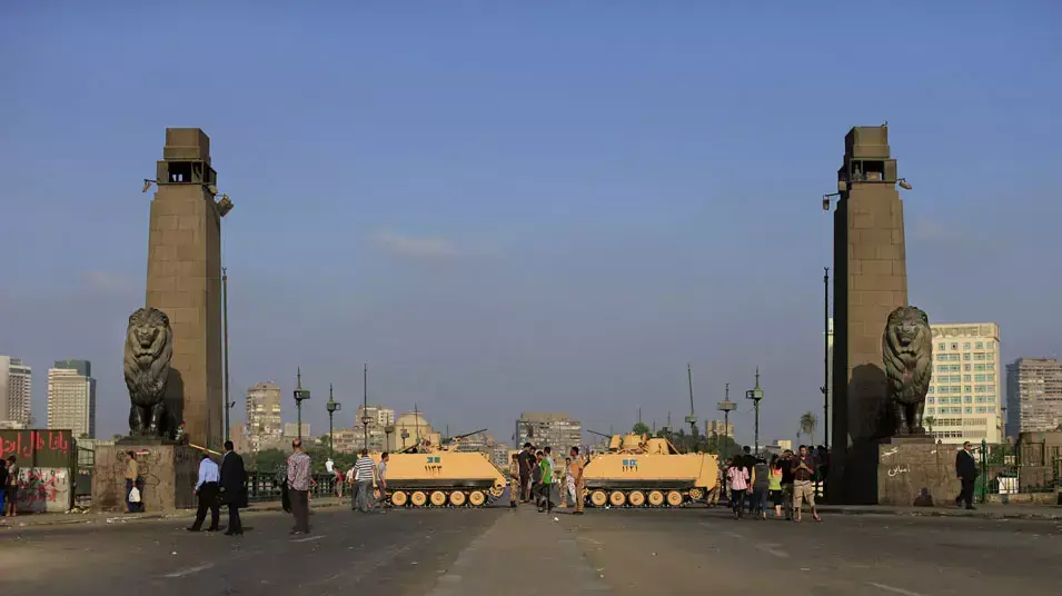 כלי שיריון של צבא מצרים בדרך המובילה אל כיכר תחריר. קהיר, 8 ביולי 2013 כלי שיריון של צבא מצרים בדרך המובילה אל כיכר תחריר. קהיר, 8 ביולי 2013