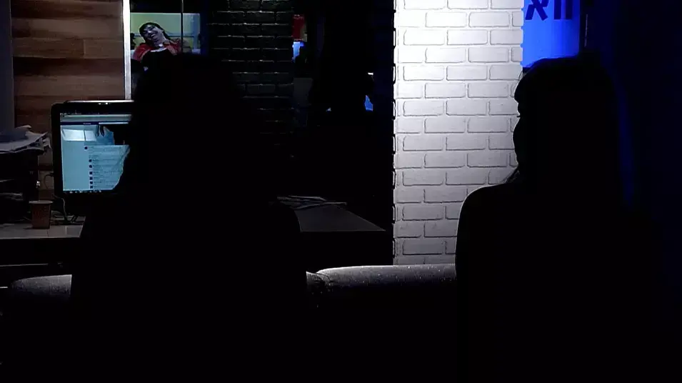 מור שמעוני מראיינת באולפן נשים שהונו בפייסבוק ע"י אל"מ, יולי 2013 מור שמעוני מראיינת באולפן נשים שהונו בפייסבוק ע"י אל"מ, יולי 2013