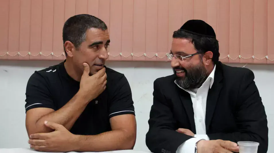 אבינעם בן שושן ומאיר תורג'מן מועד עובדי הנמלים בישיבת ועד. יולי 2013 אבינעם בן שושן ומאיר תורג'מן מועד עובדי הנמלים בישיבת ועד. יולי 2013