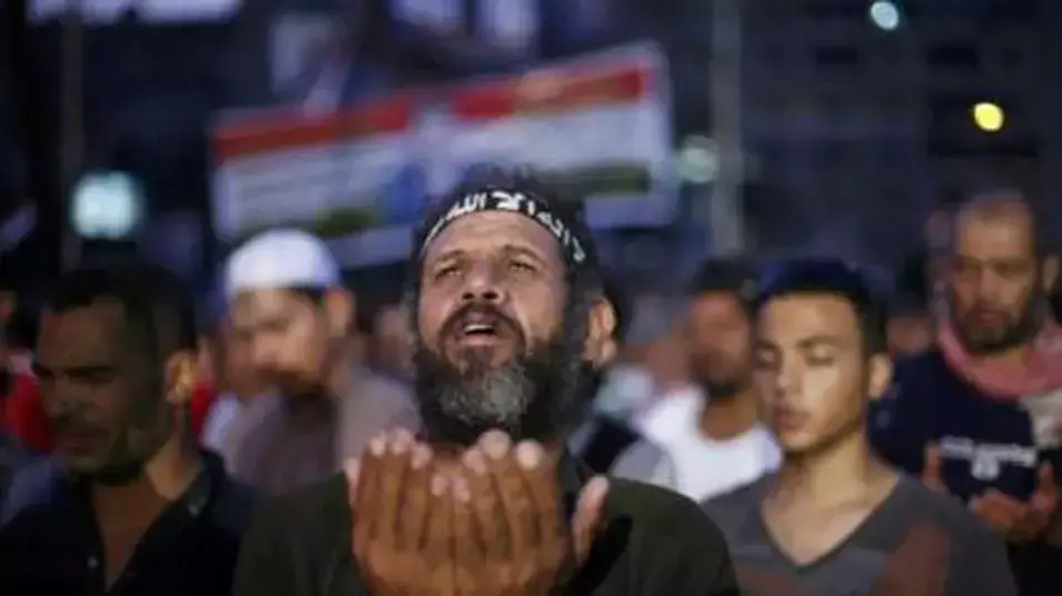 מפגינים בעד הנשיא המודח מוחמד מורסי. קהיר, 8 ביולי 2013 מפגינים בעד הנשיא המודח מוחמד מורסי. קהיר, 8 ביולי 2013