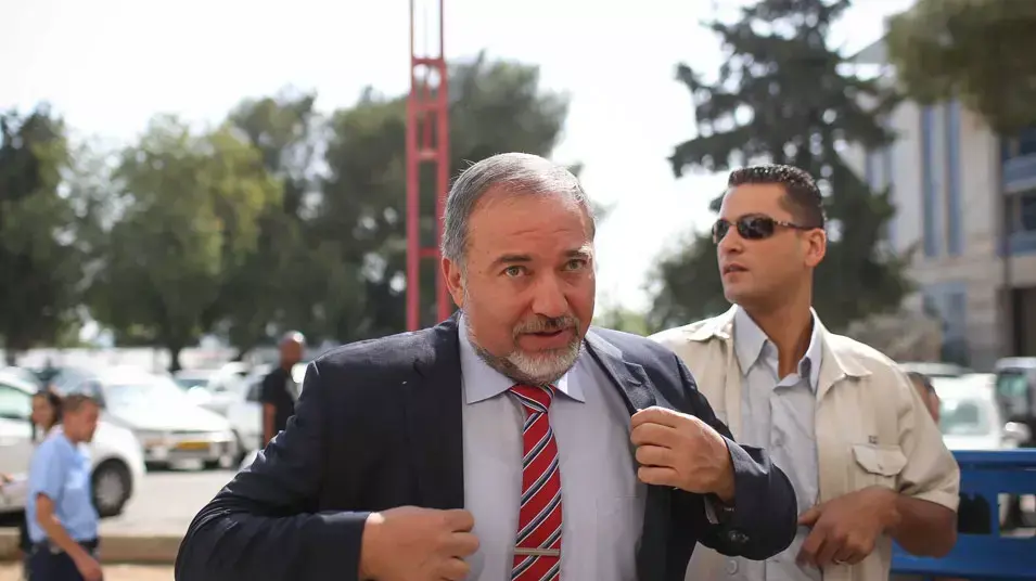 אביגדור ליברמן בכניסה לבית משפט השלום י-ם. יולי 2013 אביגדור ליברמן בכניסה לבית משפט השלום י-ם. יולי 2013