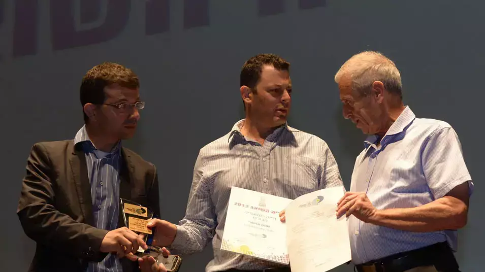 לירן דן, ראש מערך ההסברה הלאומי במשרד ראש הממשלה, וירדן ותיקאי, מנהל מטה ההסברה הלאומי מקבלים את פרס האירה השואג. לירן דן, ראש מערך ההסברה הלאומי במשרד ראש הממשלה, וירדן ותיקאי, מנהל מטה ההסברה הלאומי מקבלים את פרס האירה השואג.