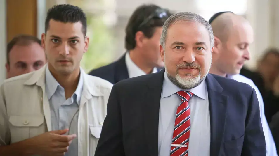 אביגדור ליברמן יוצא מבית המשפט אביגדור ליברמן יוצא מבית המשפט