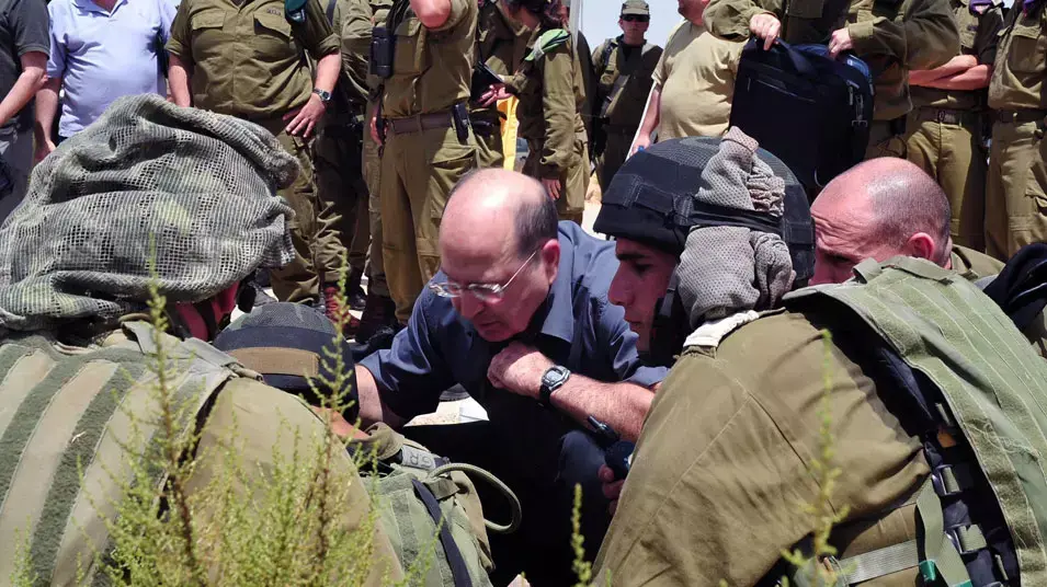 שר הביטחון, משה (בוגי) יעלון, מביקורו בבסיס מל"י, צאלים. יולי 2013 שר הביטחון, משה (בוגי) יעלון, מביקורו בבסיס מל"י, צאלים. יולי 2013