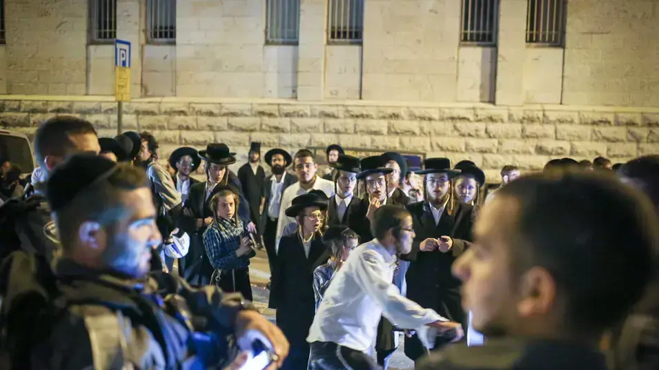 חרדים תקפו חייל חרדי בשכונת מאה שערים בירושלים והתעמתו עם שוטרים חרדים תקפו חייל חרדי בשכונת מאה שערים בירושלים והתעמתו עם שוטרים