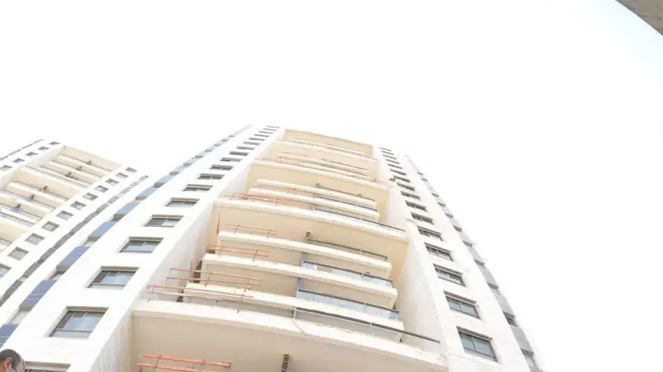 הזירה בבני ברק בה נפל אל מותו נער כבן 15. יולי 2013 הזירה בבני ברק בה נפל אל מותו נער כבן 15. יולי 2013