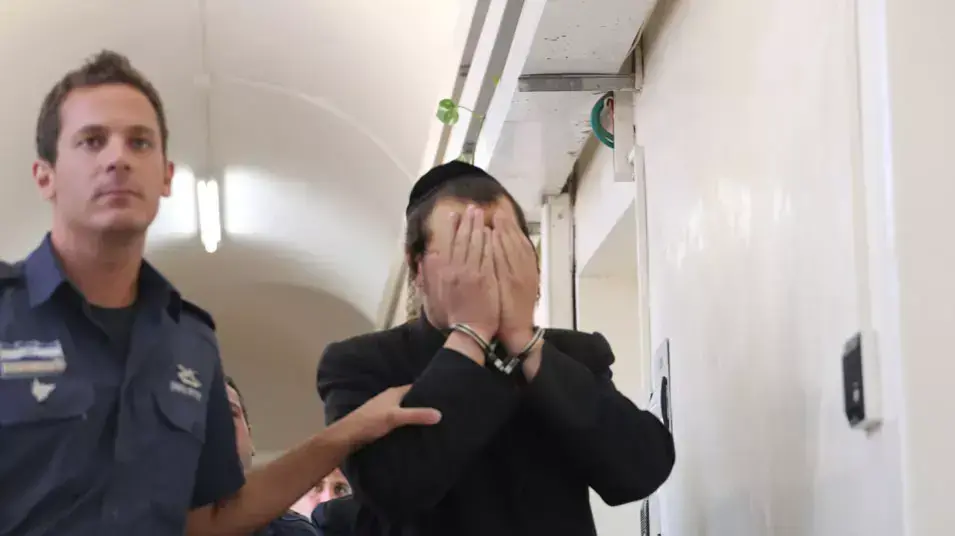 אחד העצורים החשודים שתקפו חייל מובא לדיון בהארכת מעצרו, בית משפט השלום ירושלים. יולי 2013 אחד העצורים החשודים שתקפו חייל מובא לדיון בהארכת מעצרו, בית משפט השלום ירושלים. יולי 2013