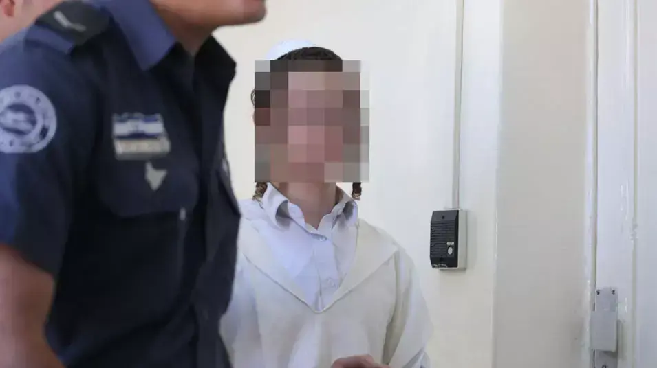 אחד העצורים החשודים שתקפו חייל מובא לדיון בהארכת מעצרו, בית משפט השלום ירושלים. יולי 2013 אחד העצורים החשודים שתקפו חייל מובא לדיון בהארכת מעצרו, בית משפט השלום ירושלים. יולי 2013