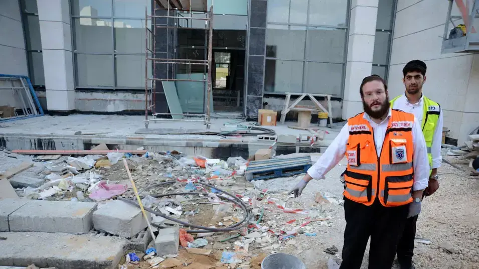 הזירה בבני ברק בה נפל אל מותו נער כבן 15. יולי 2013 הזירה בבני ברק בה נפל אל מותו נער כבן 15. יולי 2013