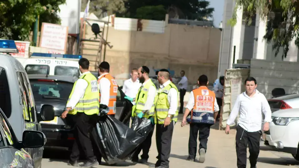 הזירה בבני ברק בה נפל אל מותו נער כבן 15. יולי 2013 הזירה בבני ברק בה נפל אל מותו נער כבן 15. יולי 2013