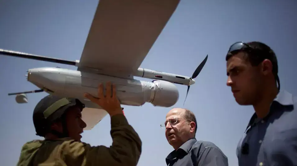שר הביטחון משה יעלון מביט במזל"ט סקיירלרק ("רוכב שמיים")